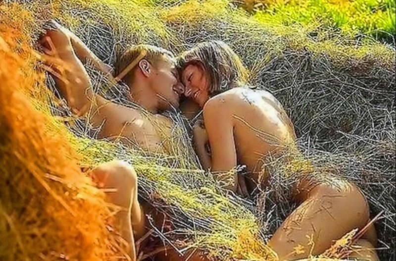 Мужик с девками на сеновале