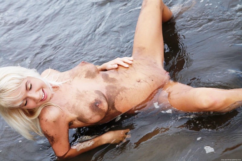 Голая женщина в грязной воде