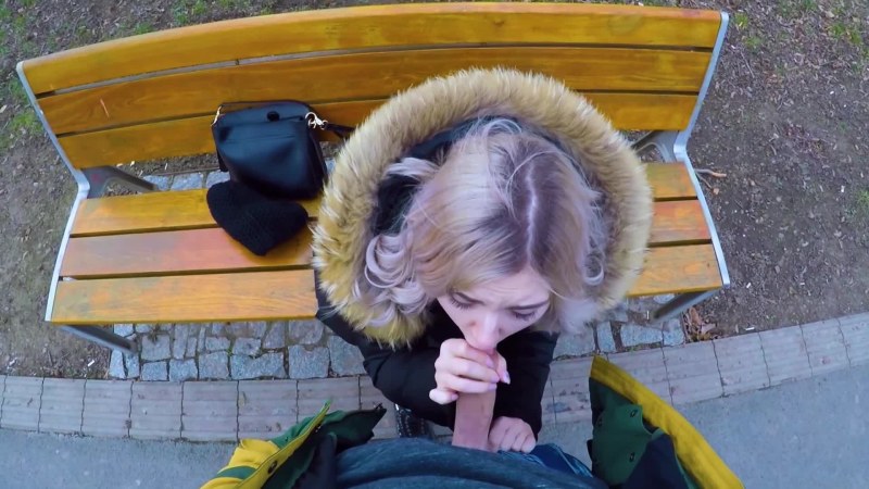Девушка отсосала на улице