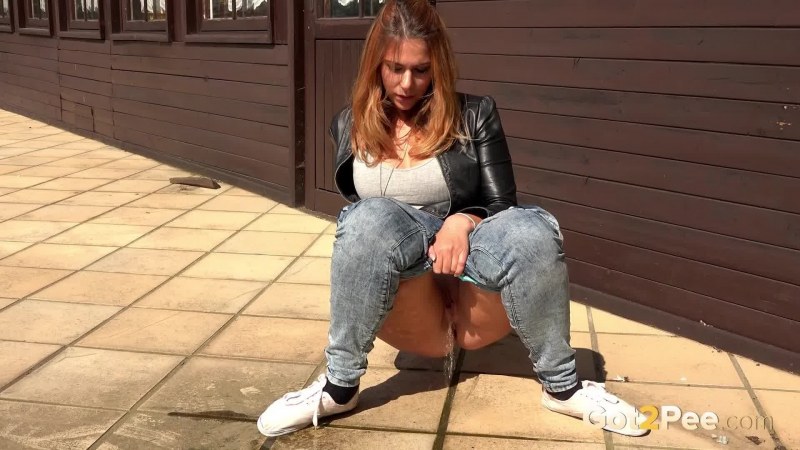 Strolling i pissing -hot girl pissing xxx