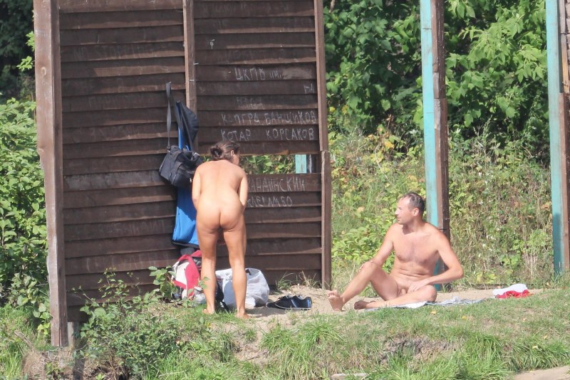 Голые женщины отдыхают на даче