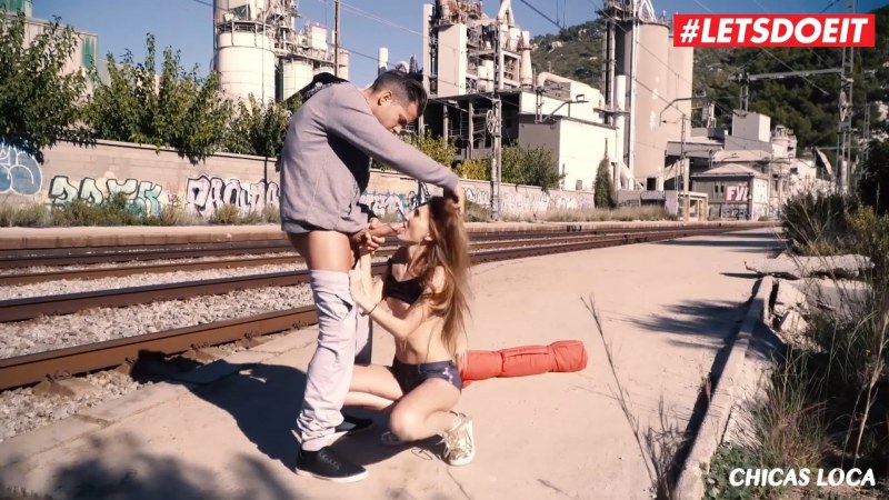 Голые женщины на рельсах