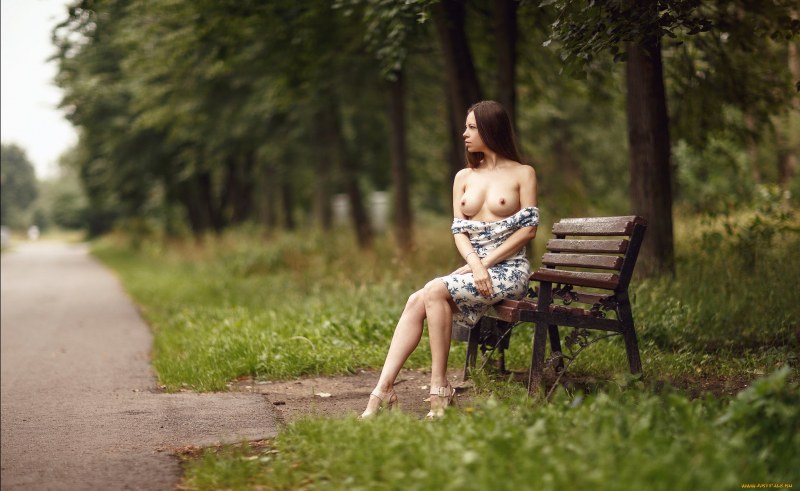 Голая женщина на лавочке