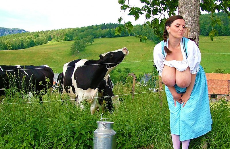 Пышногрудая девушка на сеновале