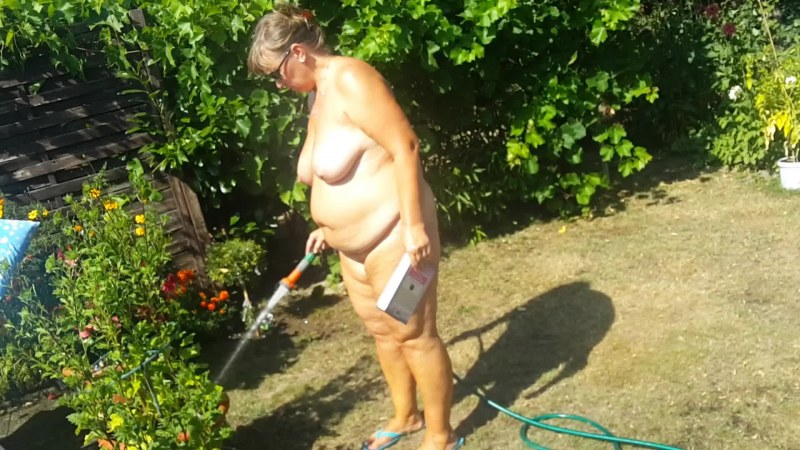 Голые старушки на природе