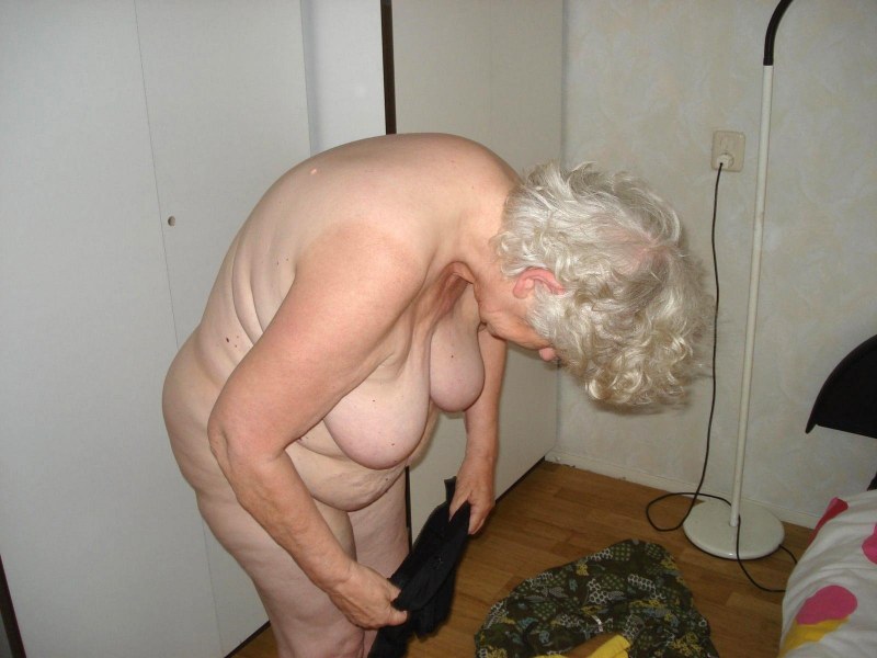 Пьяные голые пожилые старухи