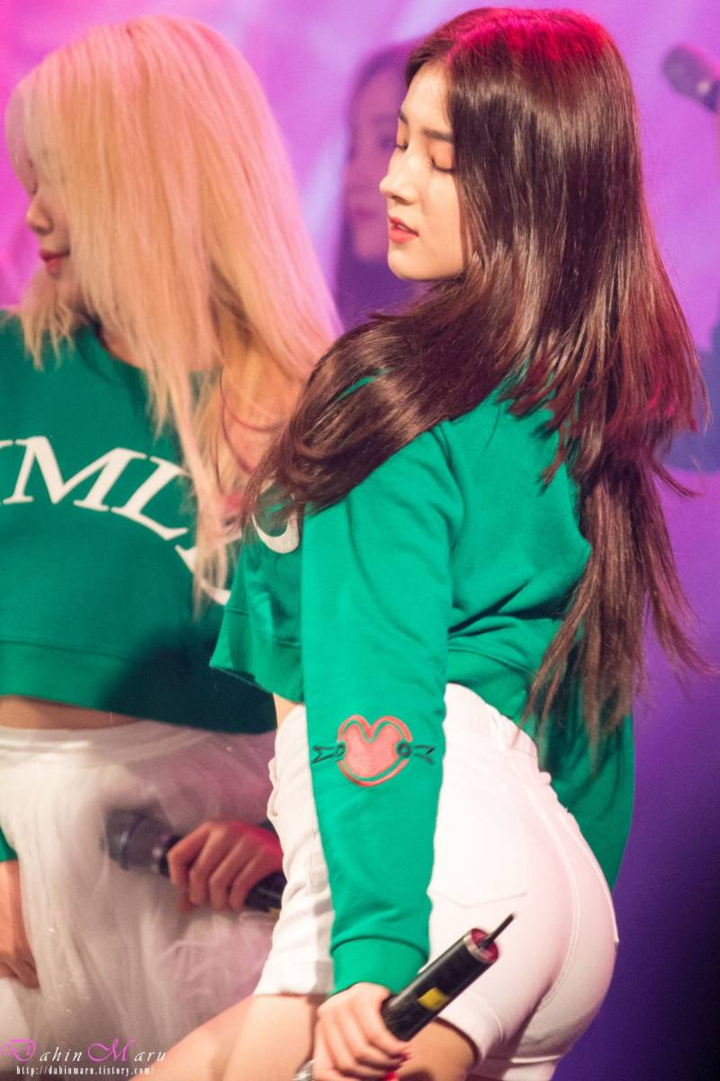 Nancy MOMOLAND В шортах