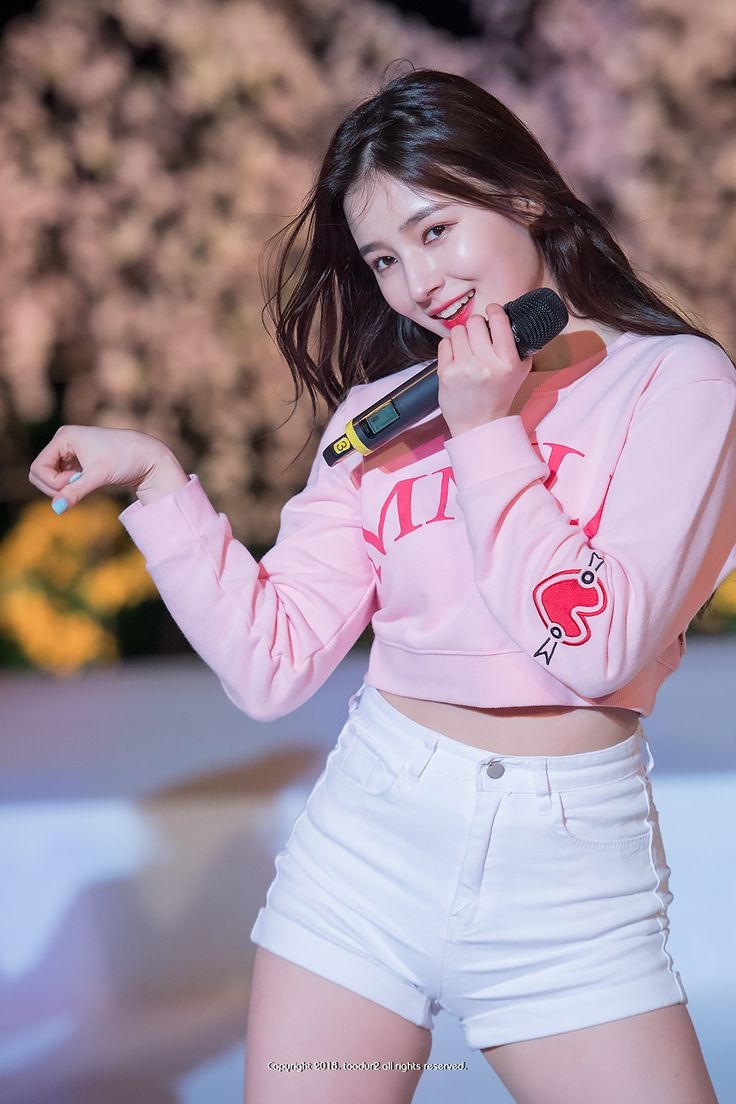 MOMOLAND Nancy Bobs