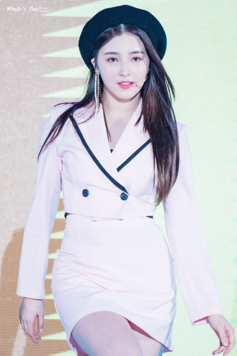 MOMOLAND Hyebin с длинными волосами