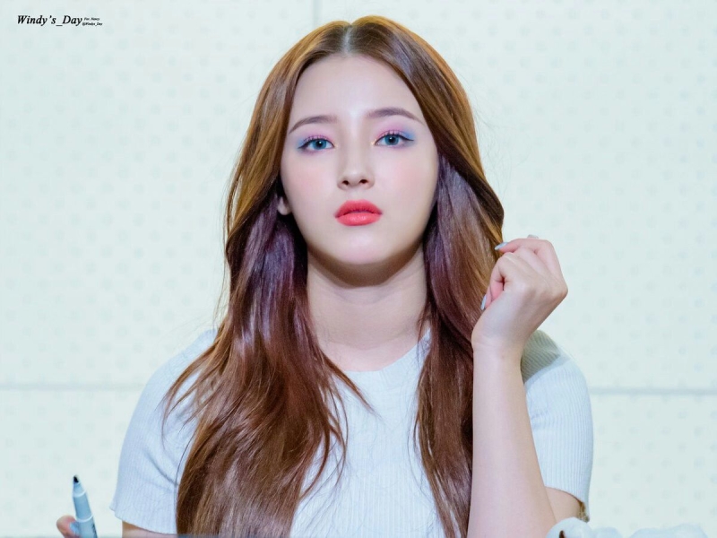 Нэнси из MOMOLAND попа