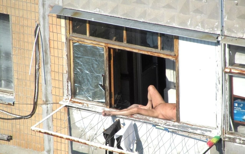 Подглядывание в окно за соседкой