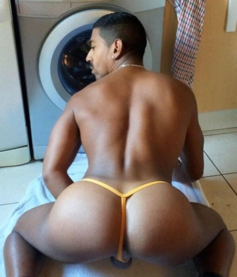 Bubble butt gay в стрингах опущенный