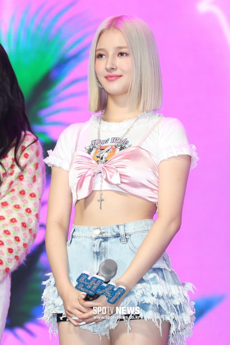 MOMOLAND Hyebin с длинными волосами