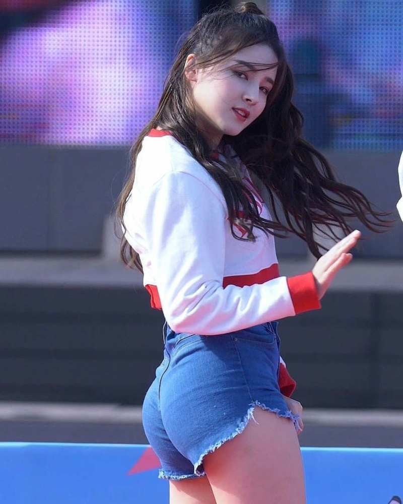 Группа MOMOLAND Нэнси