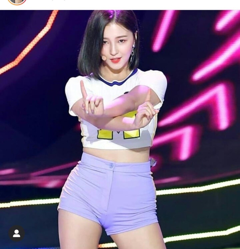 Nancy MOMOLAND танцует
