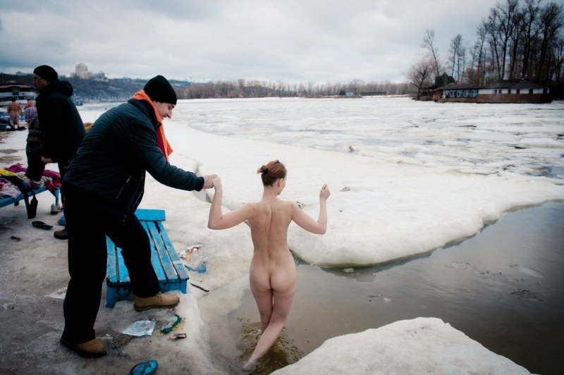 Бабы в проруби на крещение