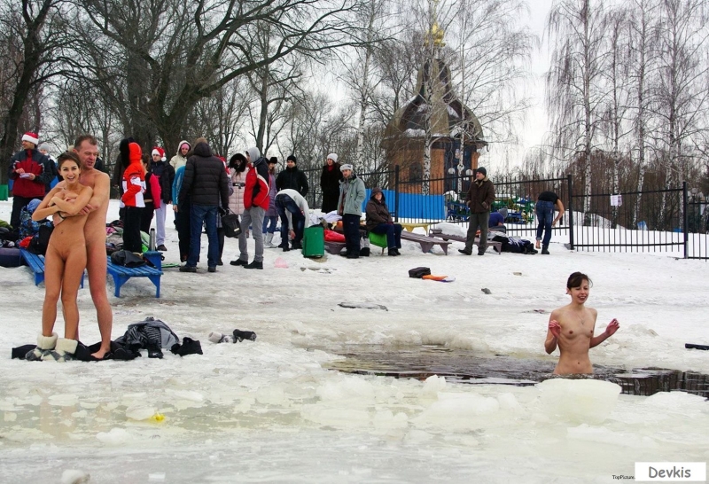 Купание в проруби голышом