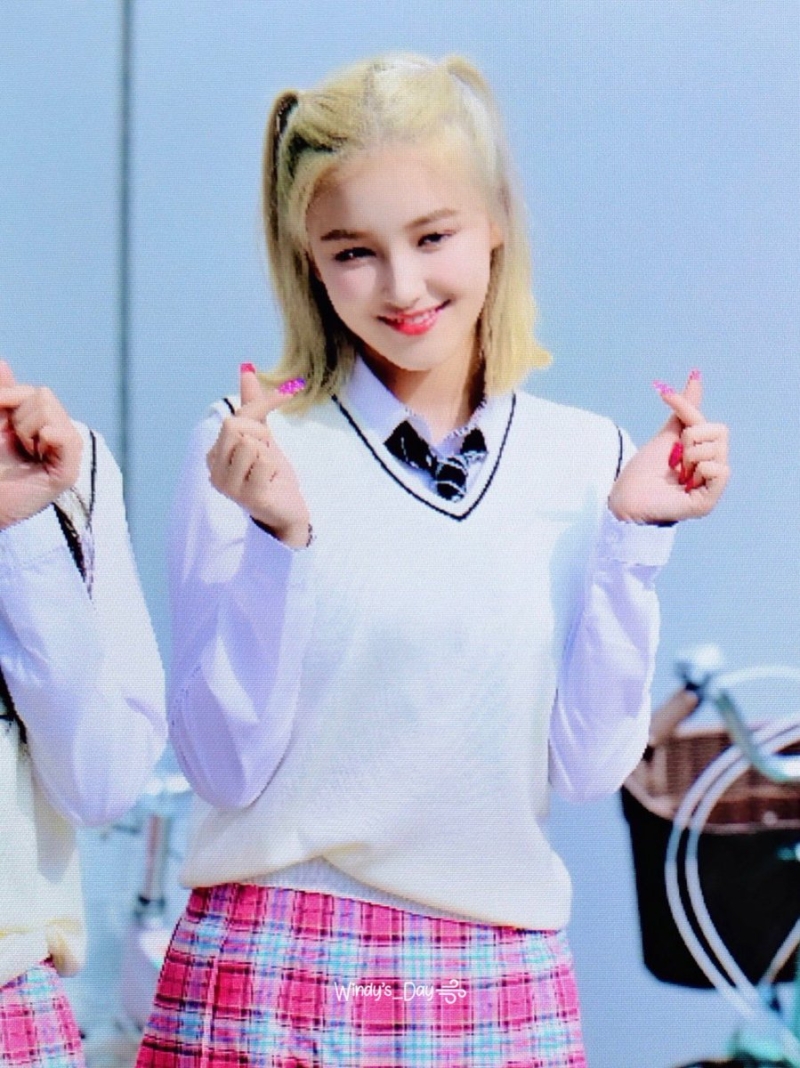 Nancy MOMOLAND танцует