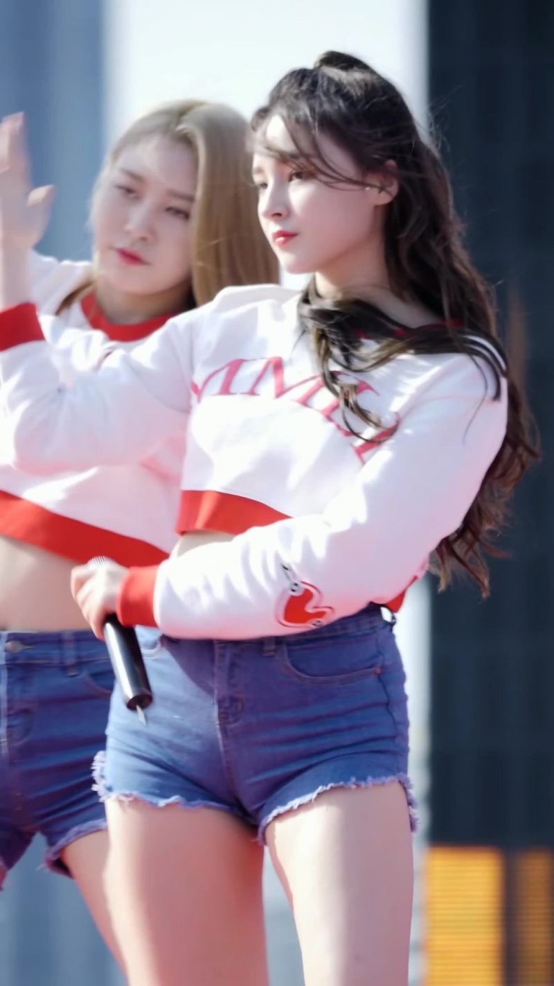 Nancy MOMOLAND В купальнике
