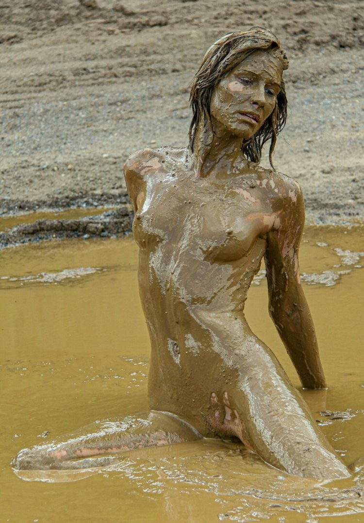 Katerina Stankova голая в грязи