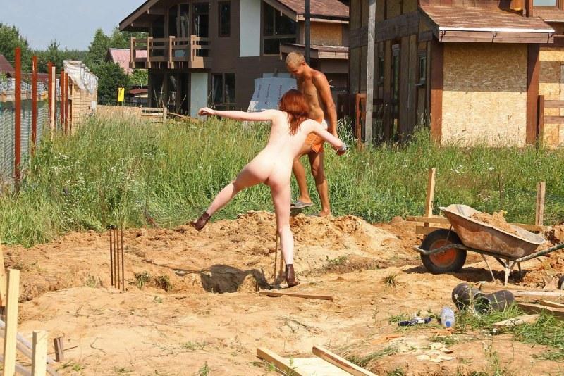 Голые женщины копают огород