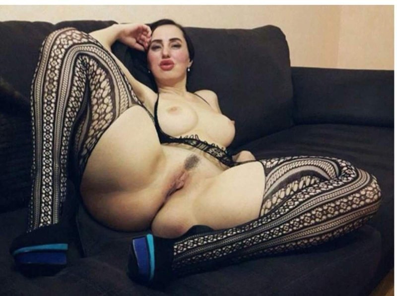 Голая жена с большими бедрами