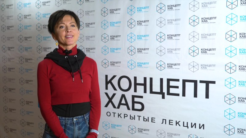 Мужчина раздевает женщину