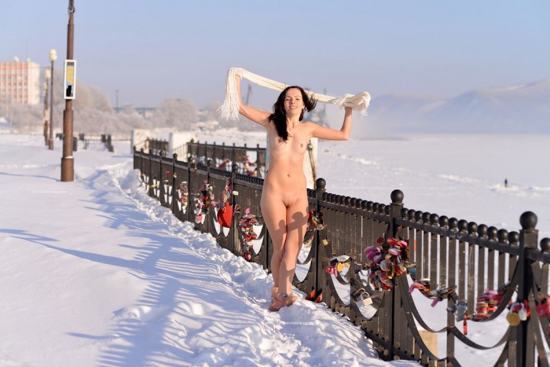 Голые женщины зимой на улице