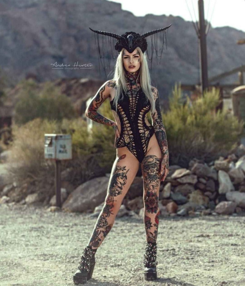 Тату-модель Caroline Grace.