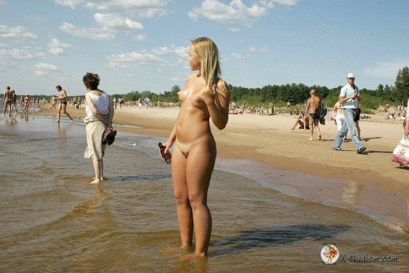 Голые девчонки на обычном пляже