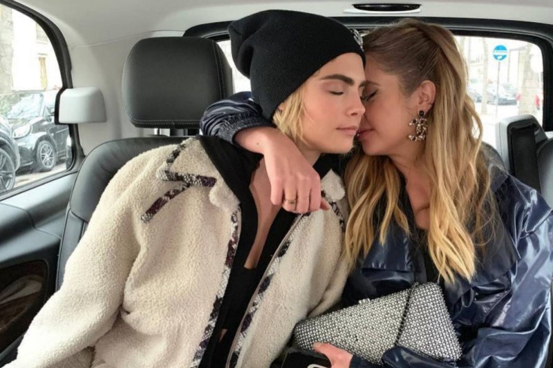 Ashley Benson cara Delevingne