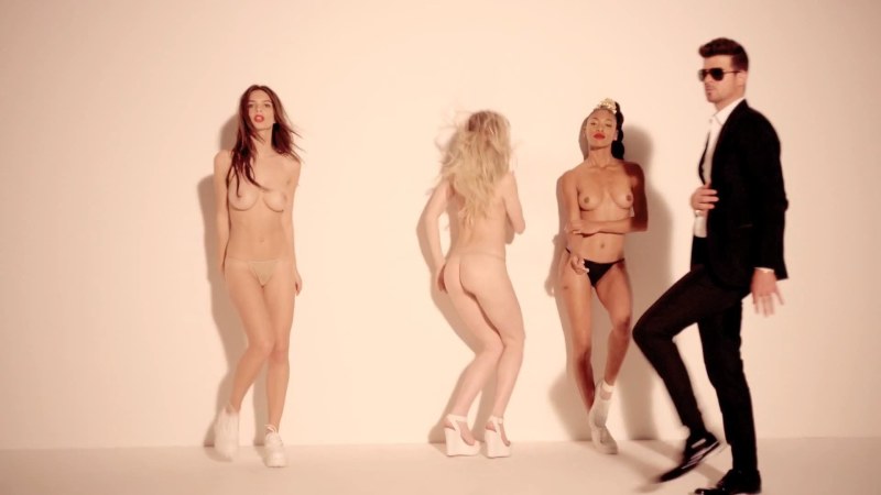 Эмили Ратаковски клипе Робина тика blurred lines