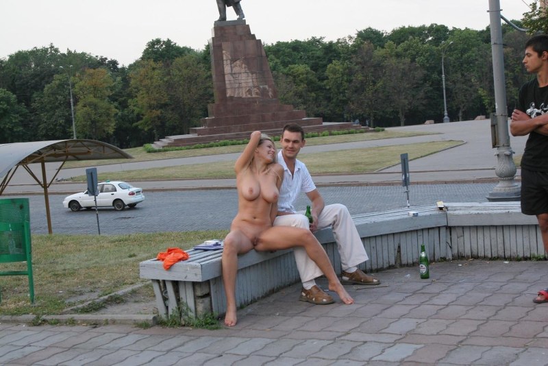 Голая на улице Питер парк