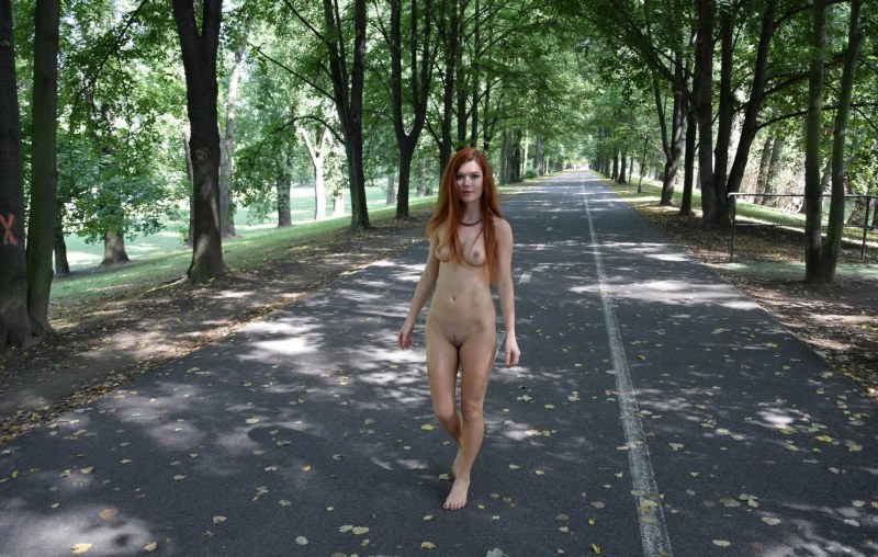 Раздели девушку в парке