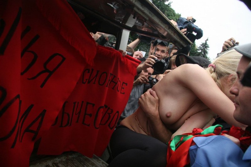 Акции протеста с голыми сиськами