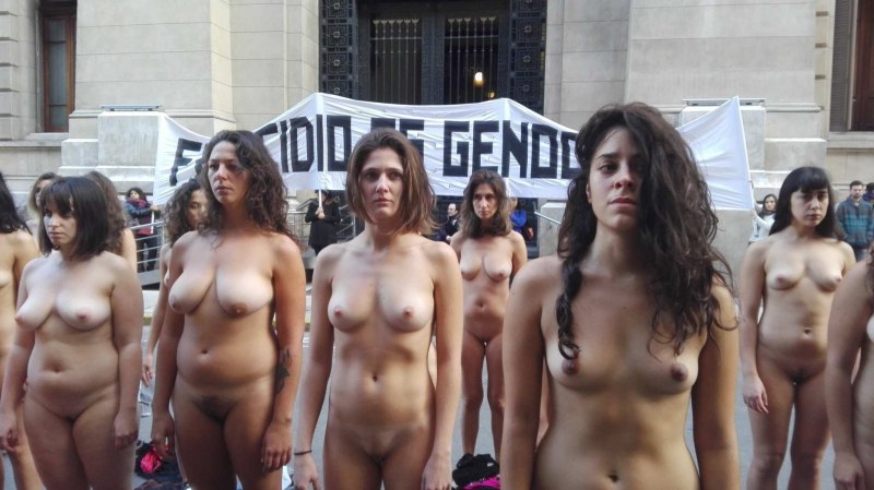 Голые женщины протестуют