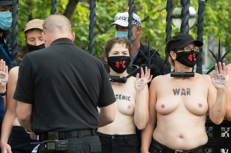 Протесты за голую грудь
