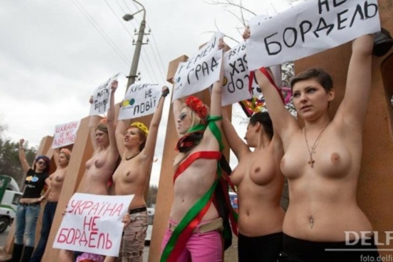 Голые феминистки сиськи