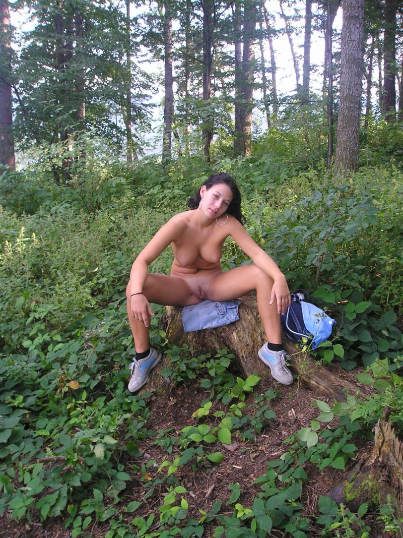 Голые пьяные бабы на природе