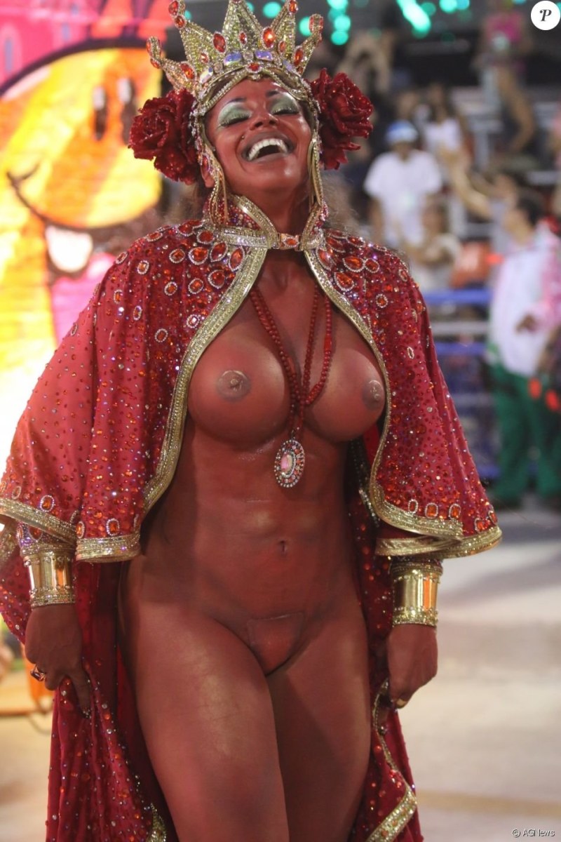 карнавал с голыми сиськами фото