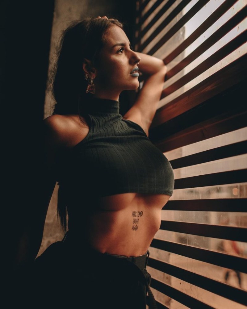 Рита Ора ногу наногу+18