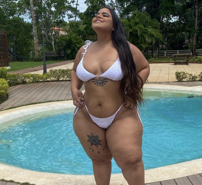 Gracie Lewis в черном рыжая