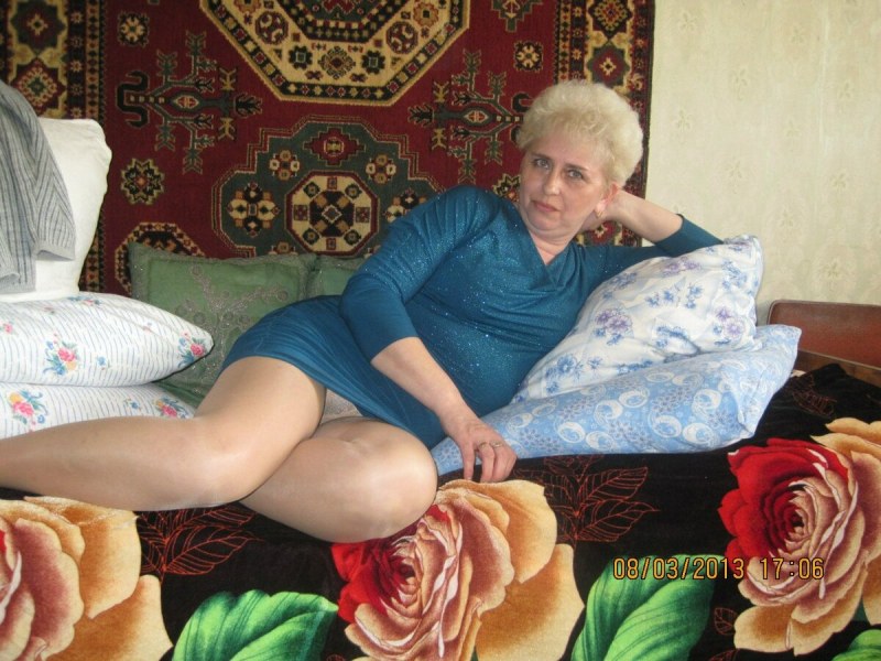 Старушки на даче без трусов