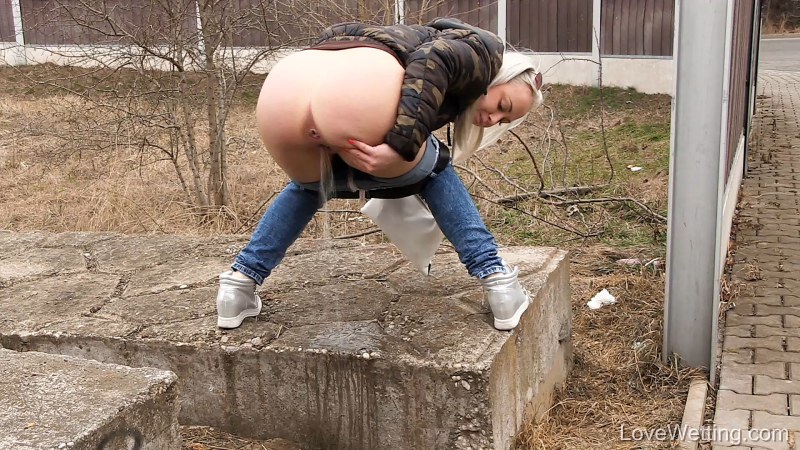 Женский писсинг на четвереньках